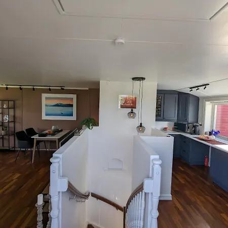 Sea & Mountain View Apartment *